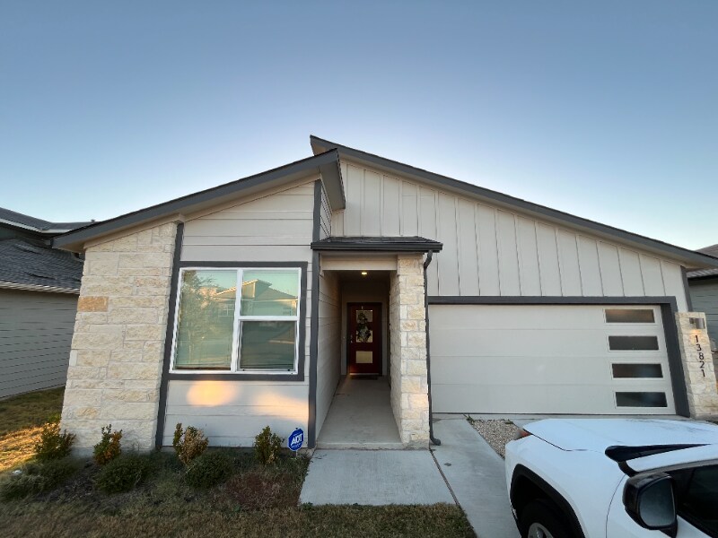 Primary Photo - 13821 Zuhause Dr