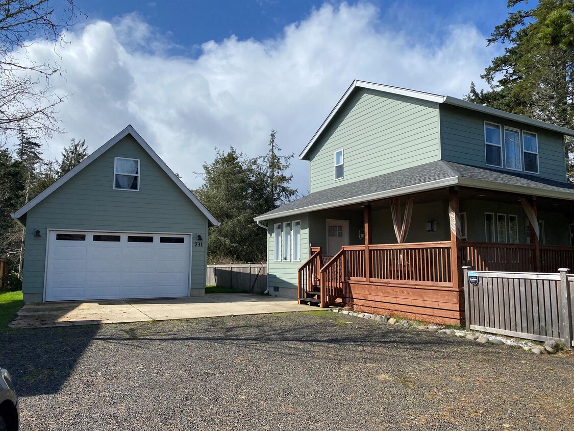 Primary Photo - 731 N Bay Ave SE