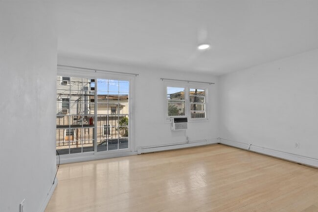 Building Photo - 4013 Hudson Ave