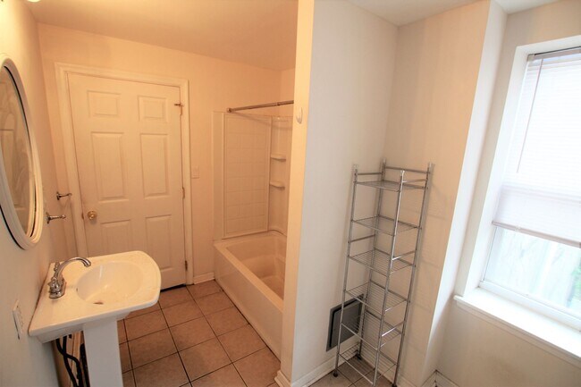 Foto del edificio - Beautiful 2-bedroom 1 bath is located in booming Brewery Town