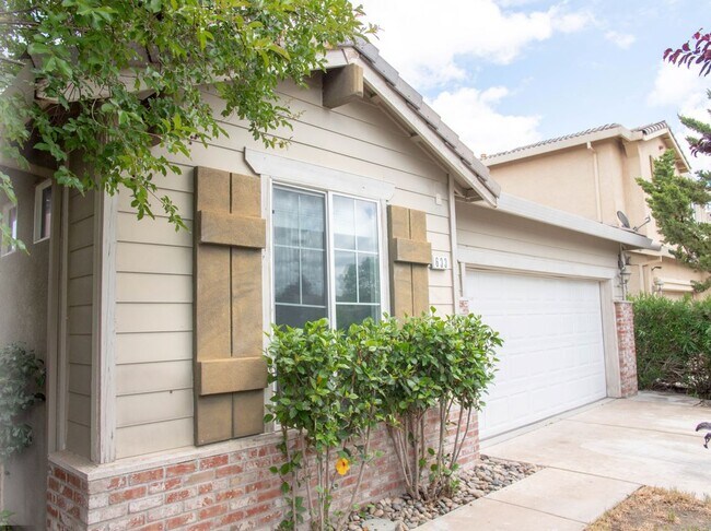 Building Photo - 633 Chandon Dr