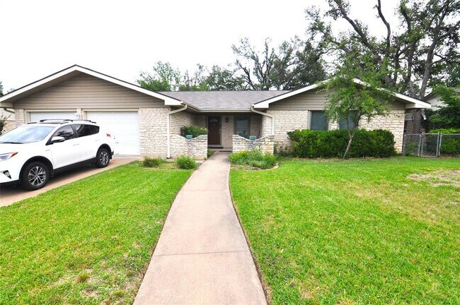 Foto del edificio - 1701 Deep Wood Dr