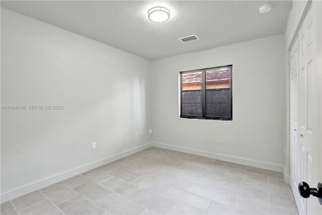 Foto del edificio - 2420 NW 6th Ct