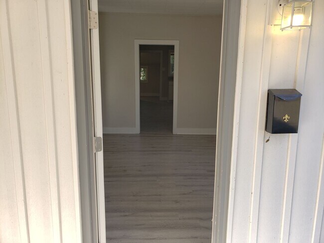 Building Photo - Spacious 2-Bedroom, 1-Bathroom Home AVAILABLE NOW!!