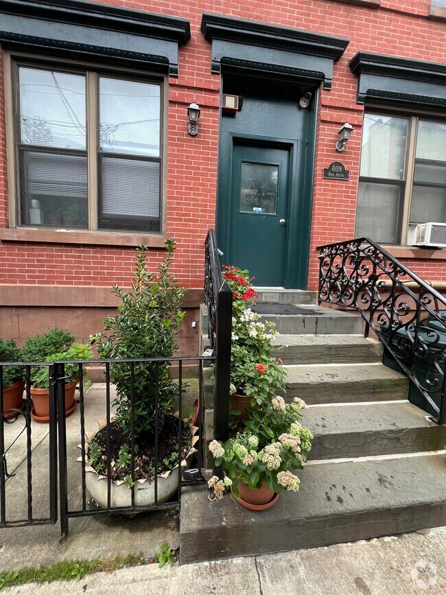 Building Photo - 809 Park Ave