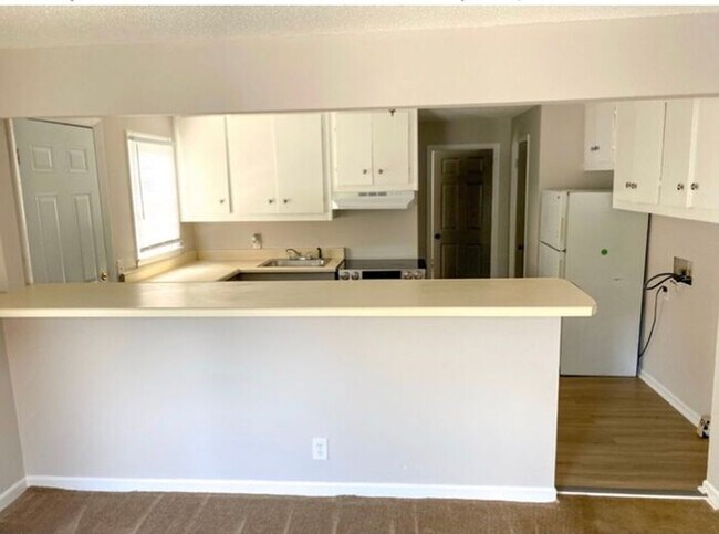 Building Photo - 1 Bed / 1 Bath Apartment/Home Near Cherryd...
