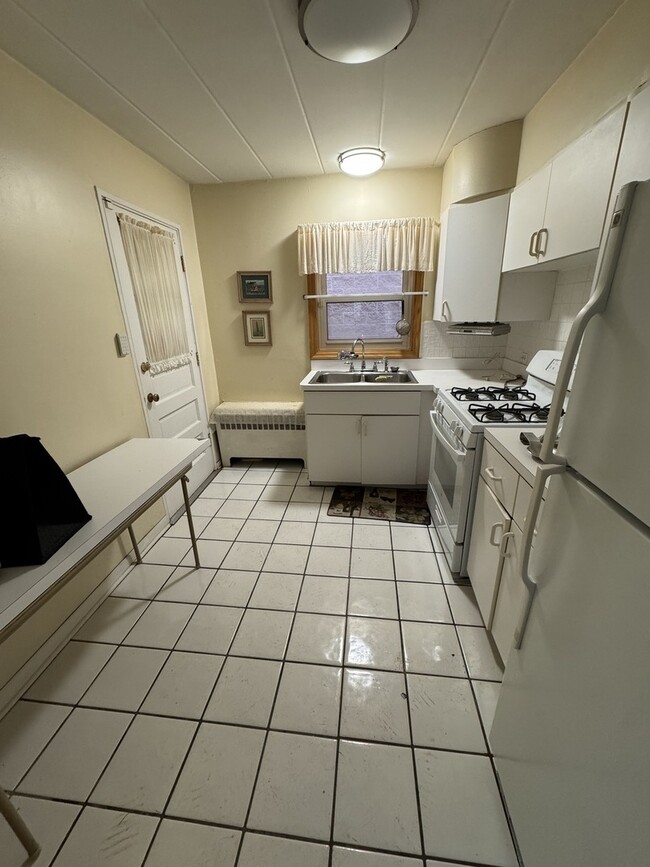 Building Photo - 1314 Central St