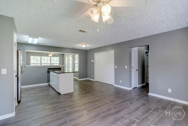 Foto del edificio - 402 Sterling Creek Dr