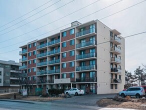 Building Photo - 175 Bloor St W