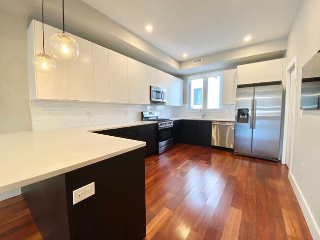 Building Photo - Luxurious 2 Bedroom Apartment in the Heart...