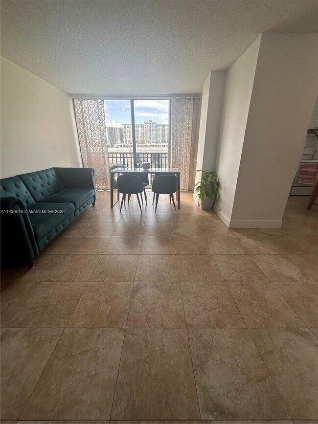 Foto del edificio - 17021 N Bay Rd