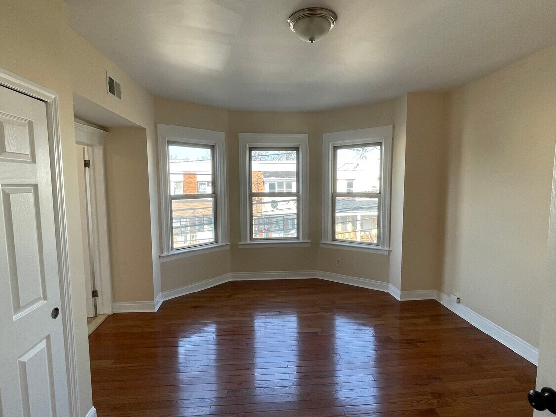 Foto principal - 96 11th Ave W