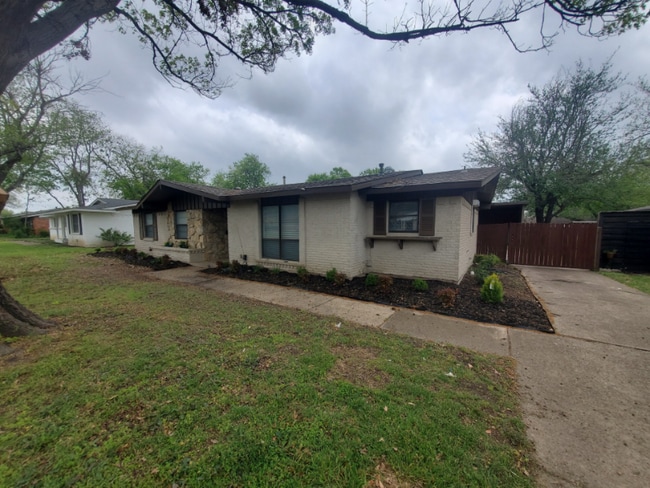 Photo - 713 Silverstone Dr House