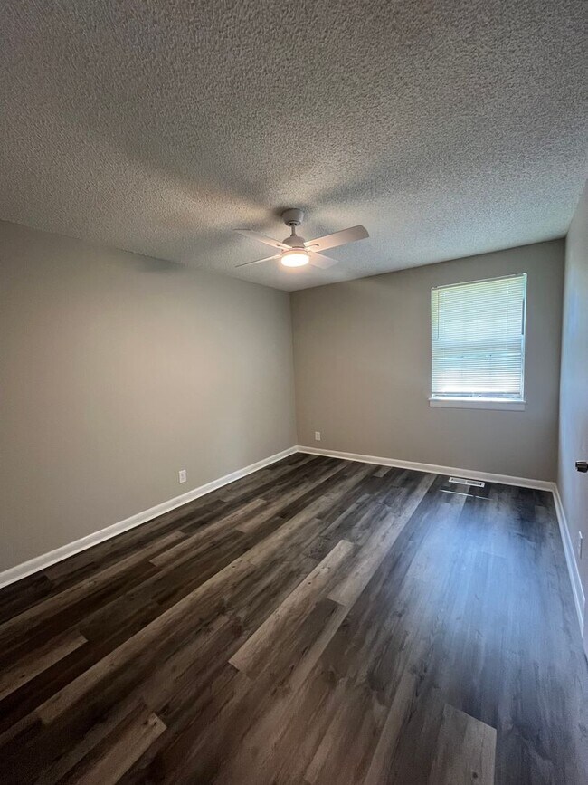 Foto del edificio - 2 Bedroom/ 1 Bathroom Duplex in Hermitage