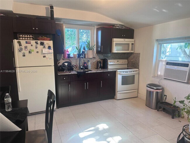 Foto del edificio - 2125 Bay Dr