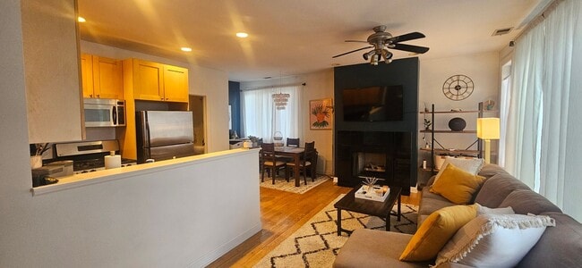 Building Photo - RIVER WEST - BEAUTIFIL 2BD/2BTH CONDO FOR ...