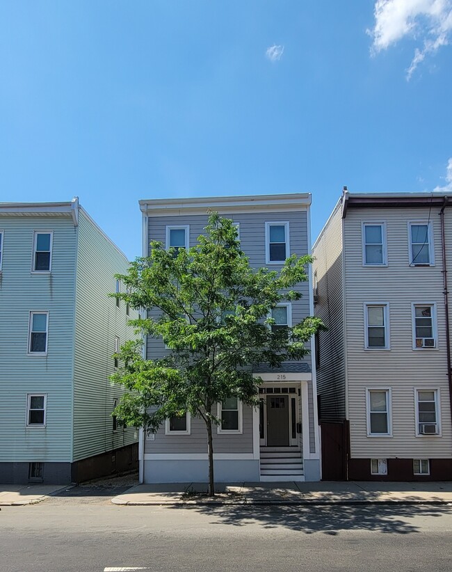 Building Photo - 215 Maverick St