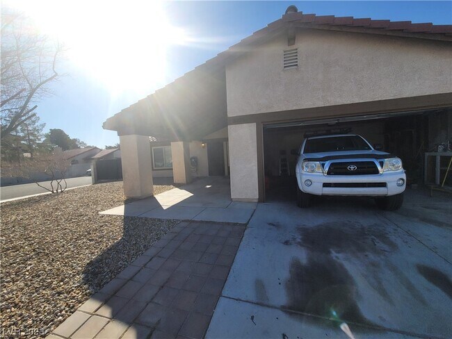 Building Photo - 3325 N Terra Bella Dr