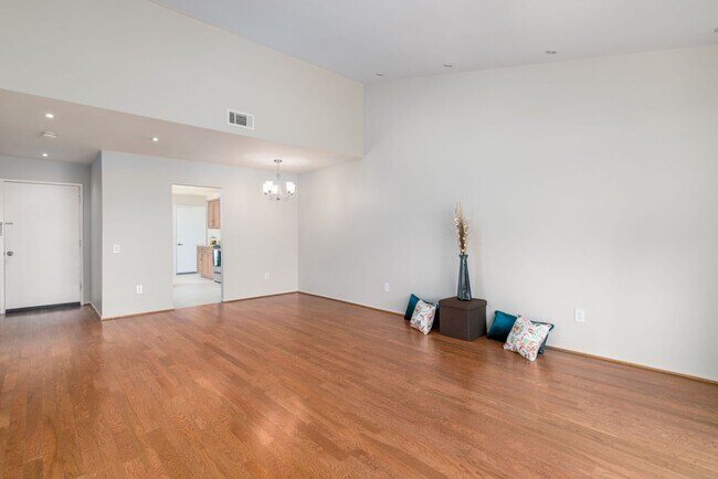 Foto del edificio - A beautiful Coranado II for Lease