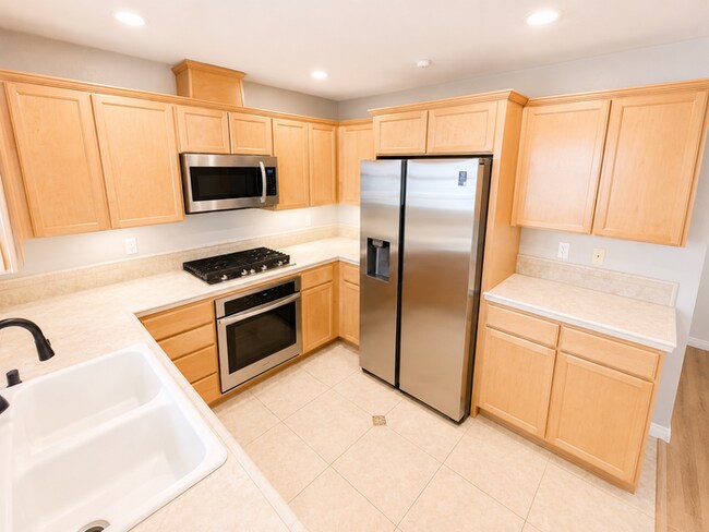 Foto del edificio - Spacious 3BR Townhome with Solar, Home Gym & 2-Car Garage
