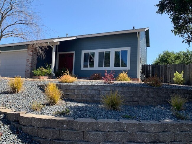 Foto del edificio - Available Now ~ Beautiful 4 bed/3 bath Home in Novato ~ Views ~ 2 Level