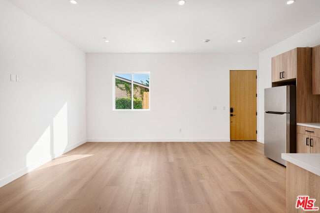 Building Photo - 726 Robinson St