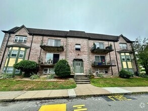 Building Photo - 104 Oak St