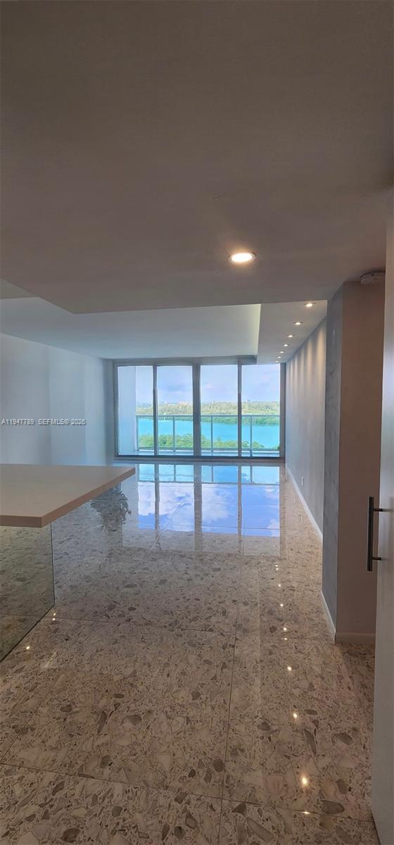 Foto del edificio - 100 Bayview Dr