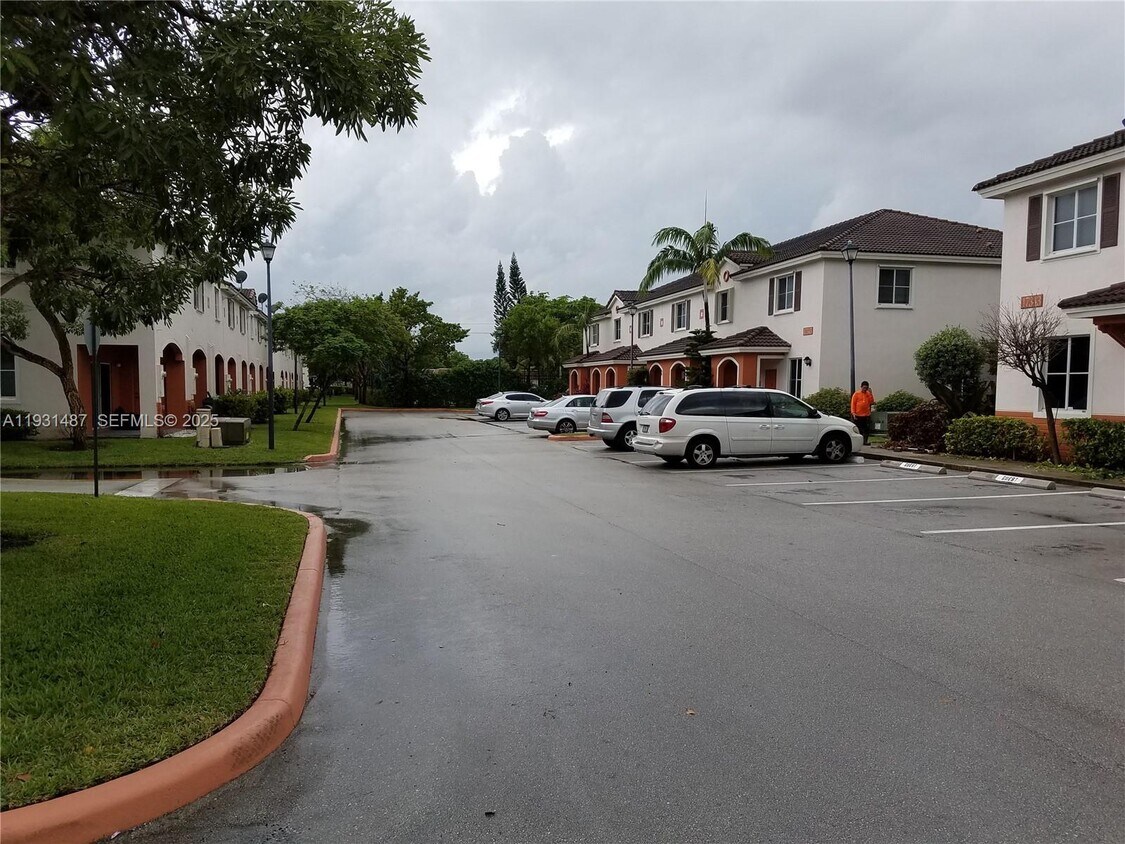 Foto del edificio - 17337 NW 7th Ave