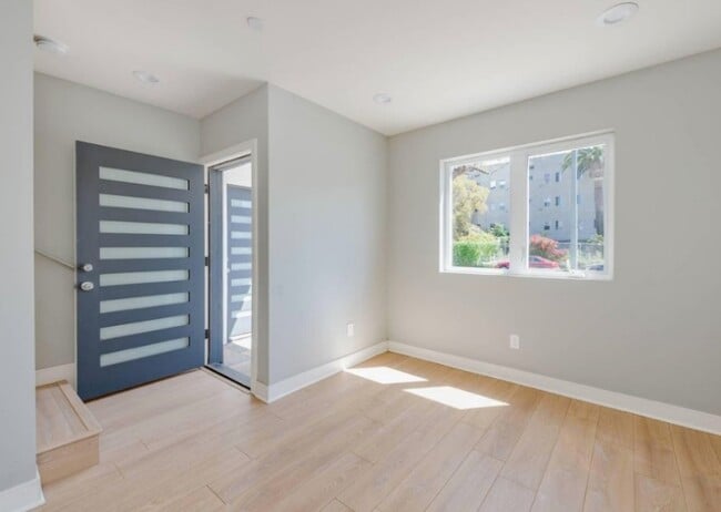 Building Photo - 429 1/2 Heliotrope Dr