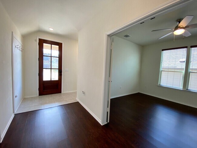Building Photo - Beautiful 4-bed / 2.5-bath 2-Story in Sout...