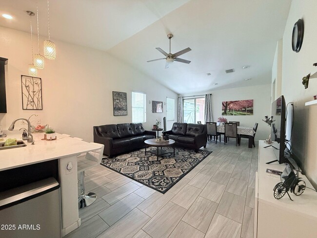 Foto del edificio - 5361 W Desert Hollow Dr