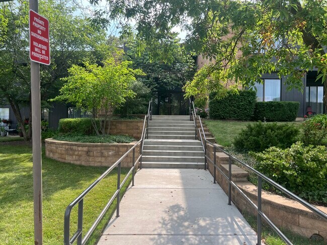 Foto del edificio - 1265 N Sterling Ave