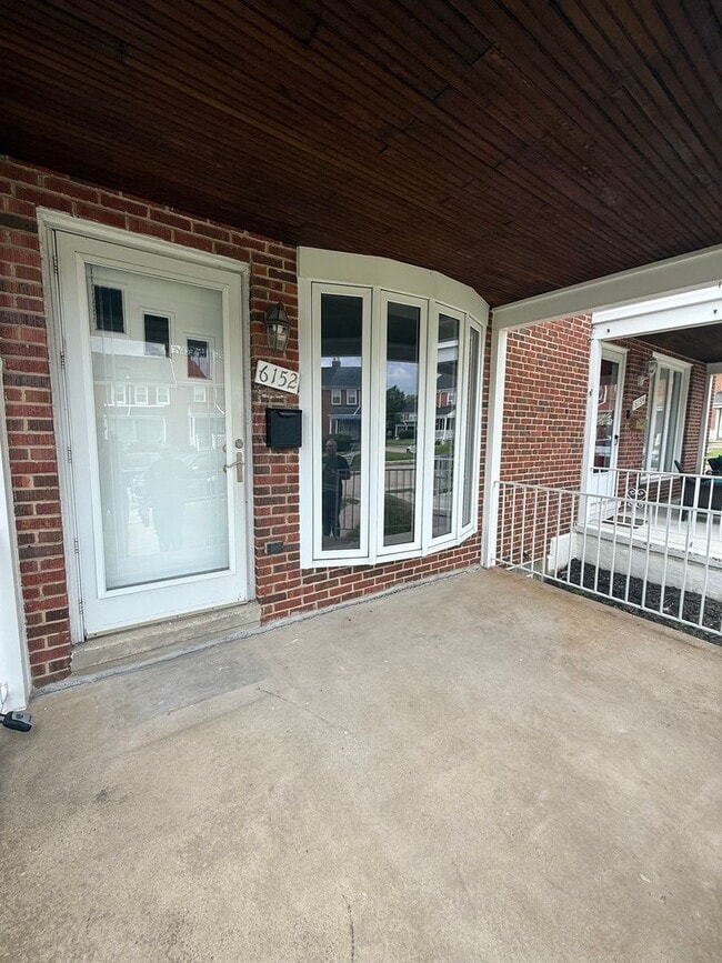 Building Photo - Updated Glen Oaks Townhome with Finished B...