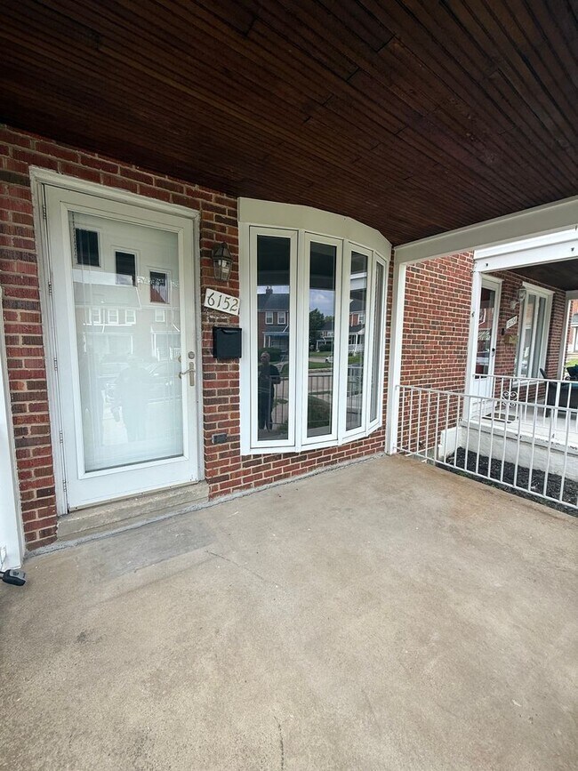 Foto del edificio - Updated Glen Oaks Townhome with Finished B...