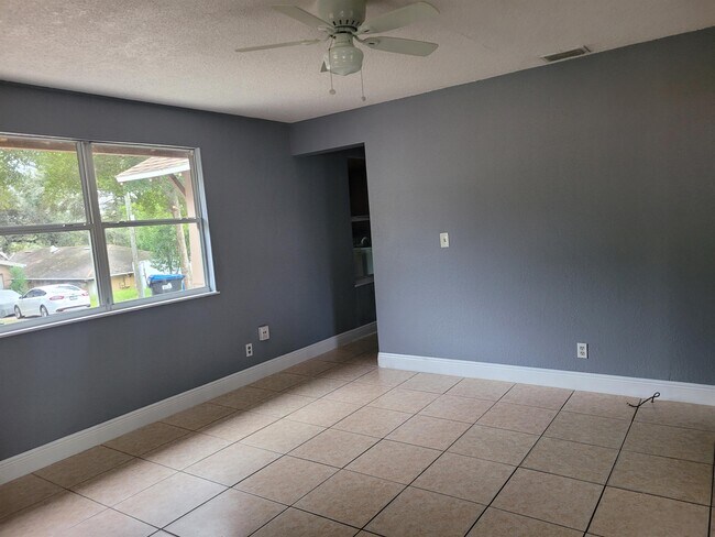 Building Photo - 116 N Van Buren Ave
