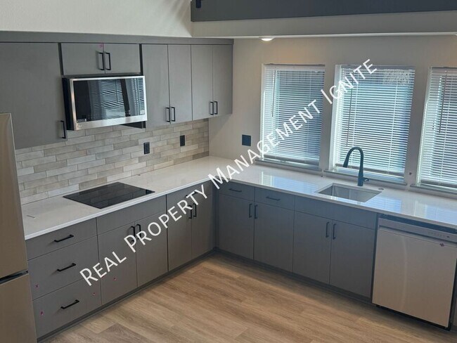 Foto del edificio - 138 NW Hawthorne Ave