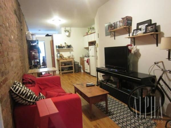 Primary Photo - 637 E 6th St