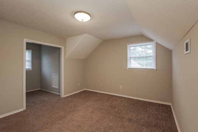 Building Photo - 102 1st Day St