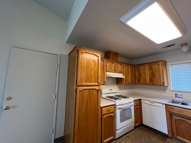 Building Photo - 995 Vineyard Way
