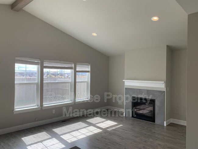 Building Photo - 474 NE Oak Ave