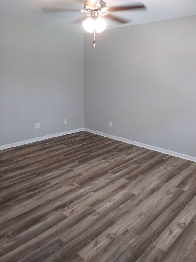 Building Photo - 2 Bed 1 Bath Duplex Conveniently Located i...