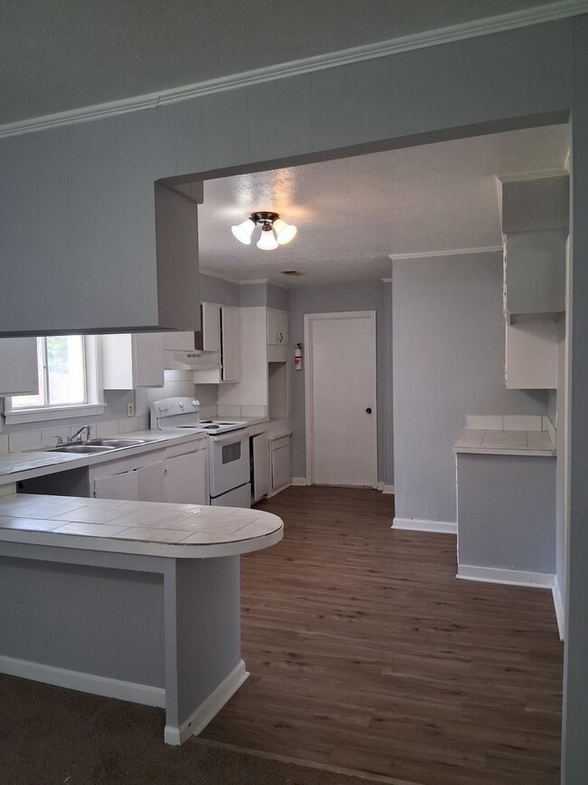 Building Photo - 1933 Wisteria Dr