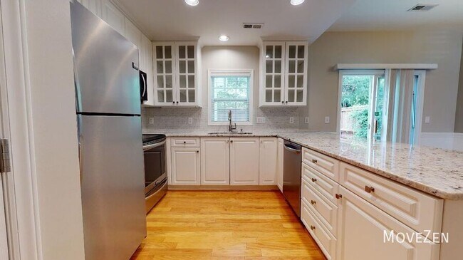 Foto del edificio - 2121 Piney Brook Rd
