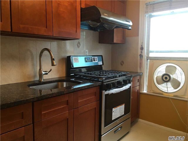 Foto del edificio - 48-46-48207 207th St