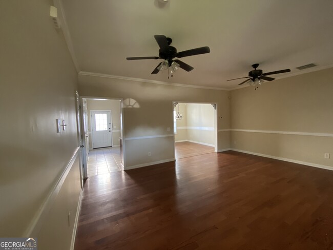 Building Photo - 212 Village Dr