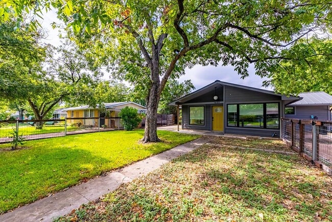 Building Photo - 1601 Cloverleaf Dr