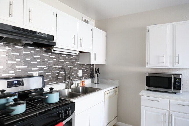 ¡Microondas incluido! - 8612 Echo St