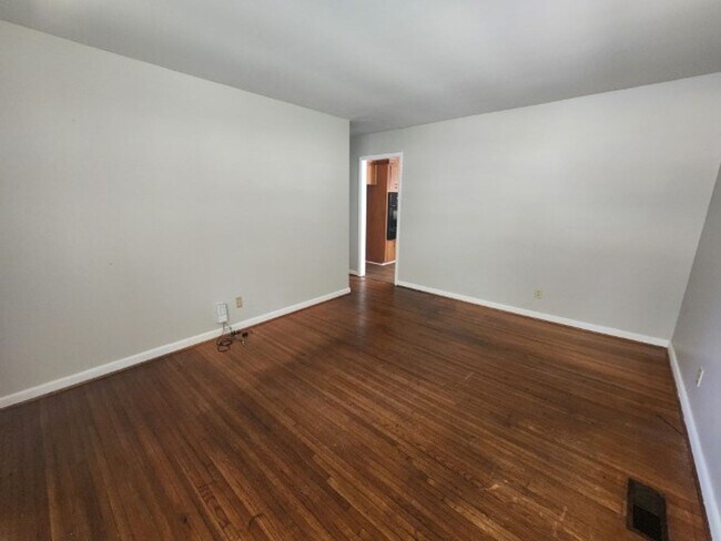 Building Photo - 7 Cliffwood Cir