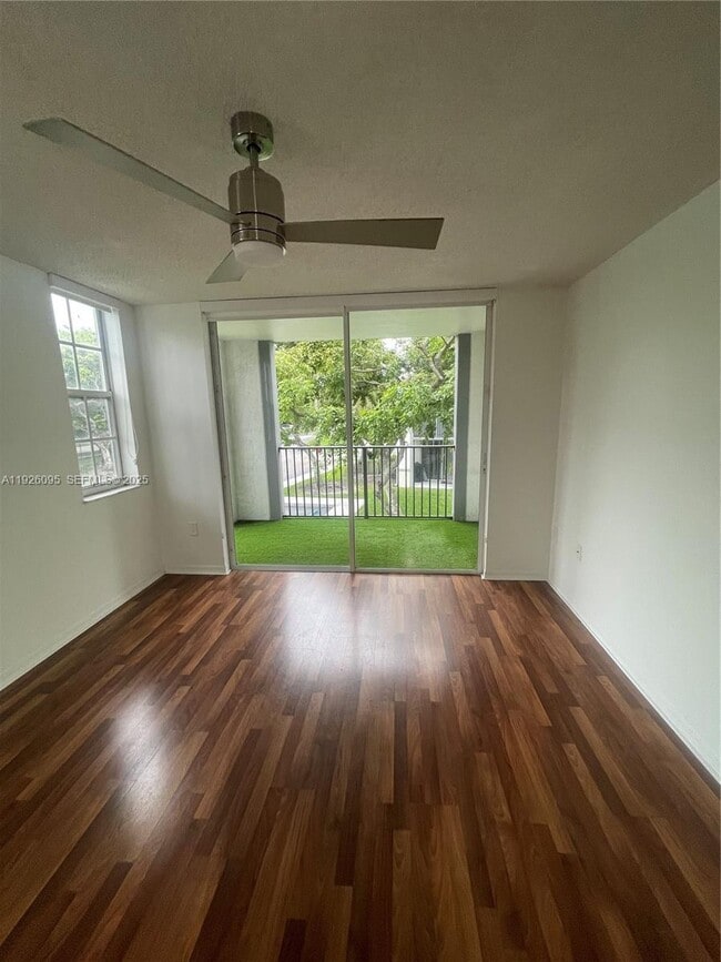 Foto del edificio - 4420 NW 107th Ave